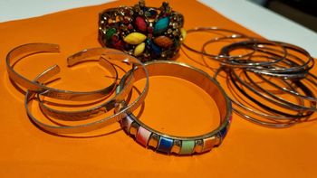 Lot bijoux  bracelets femme tbe métal