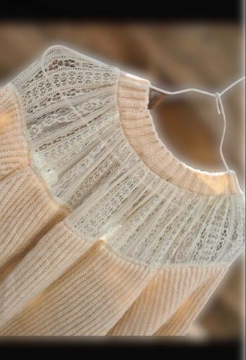 Pull col ruffle finitions dentelle 