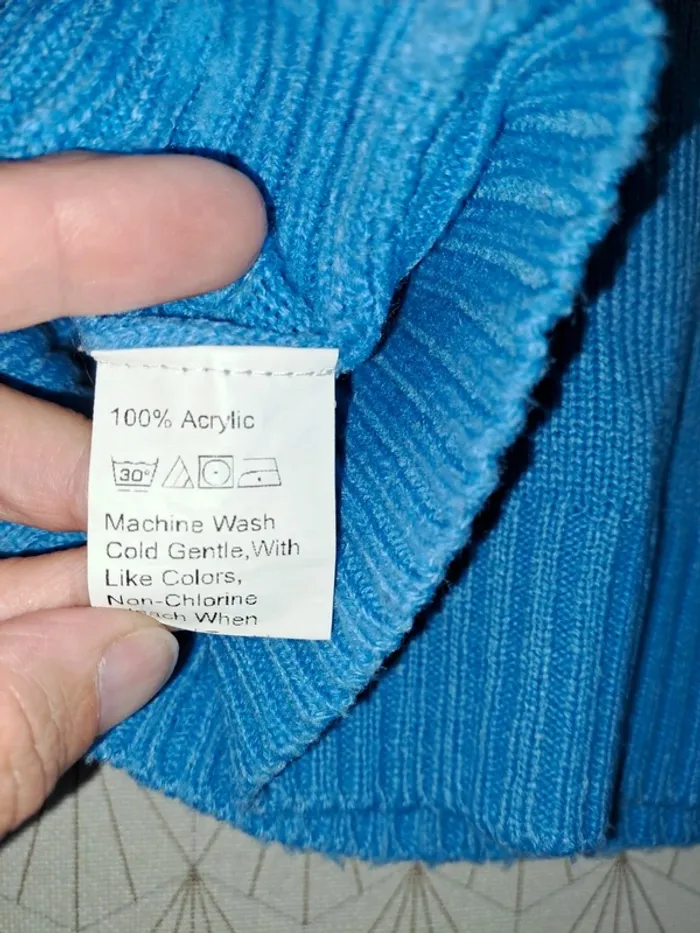 Pull court femme bleu SHein S tbe un mini accroc à l'intérieur ne se voit pas du tout en extérieur - photo numéro 2