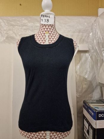 Débardeur, noir,liserais ajourée sur le col, en coton, en très très bon état, longueur 55cm, marque