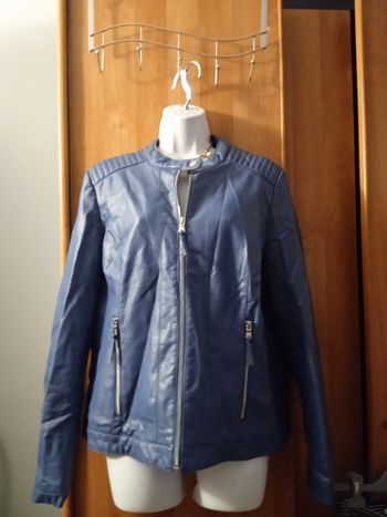 Beau blouson bleu en simili cuir Kiabi taille 46 comme neuf