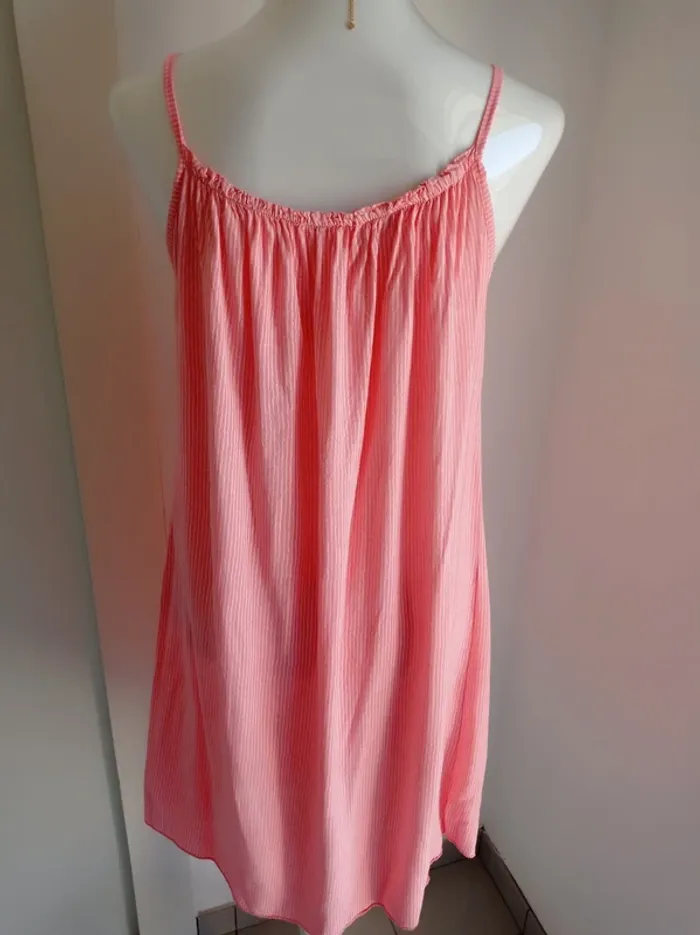 Robe d'été légère rose à rayures blanches fines bretelles - photo numéro 4