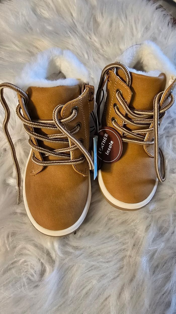 😍😍💙💙NEUVES  (non portées) 🤎🤎💥💥 superbes bottines fourrées garçon pointure 24🤎🤎💙💙 - photo numéro 2