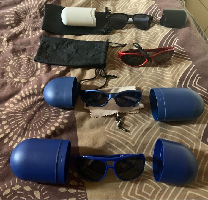 4 paires de lunette de soleil avec étuis ou cordon tres bonne état - photo numéro 2
