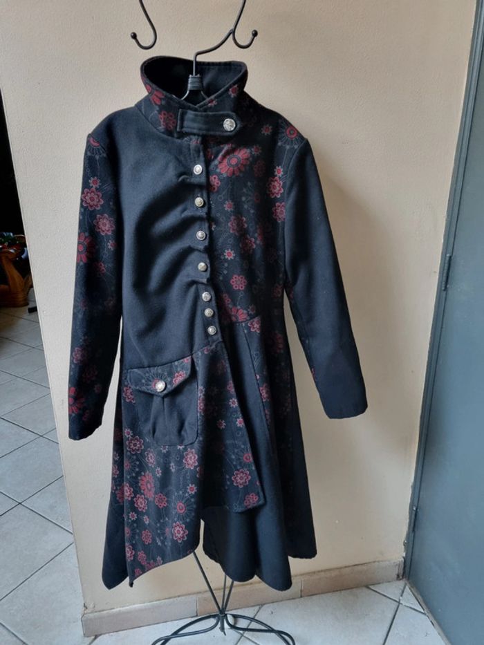 Manteau noir et fleurs rouges