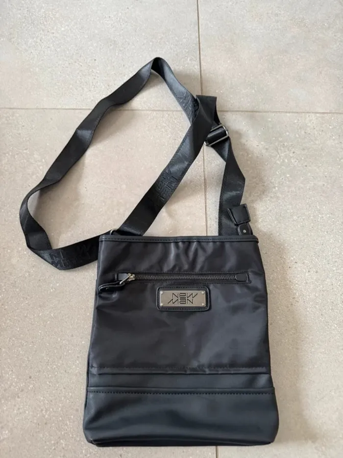 Pochette à bandoulière New Man, très bon état, 26x28cm