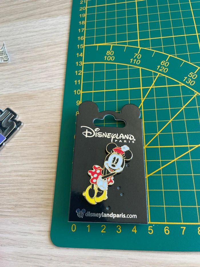 Pin's Disney Minnie Mouse - Robe Rouge à Pois - Disneyland Paris - photo numéro 3
