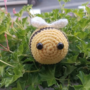 Abeille au crochet