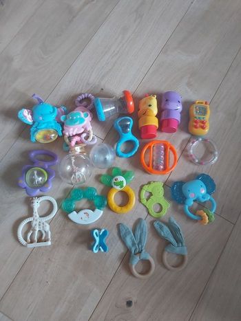 Divers jouets hochets ou pour la dentition à 1e l'unité