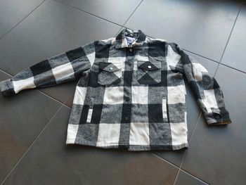 Sur chemise carreaux noir et blanc