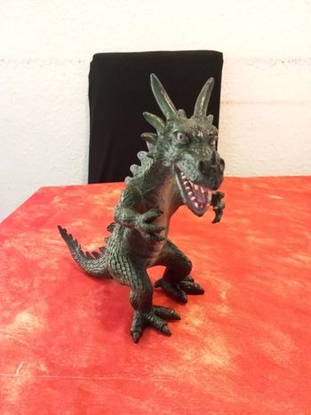 Dragon en plastique dur, 2005