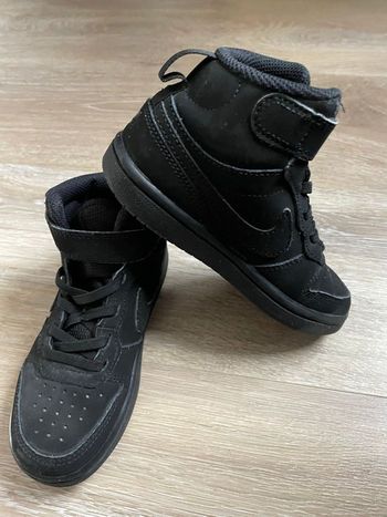 Nike court borough mid 2 noires taille 28