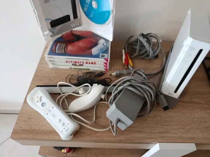 Console Wii avec 5 jeux manette et câbles - photo numéro 5