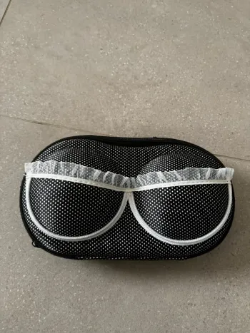 Pochette pour ranger les soutiens gorges, très bon état 29x15cm