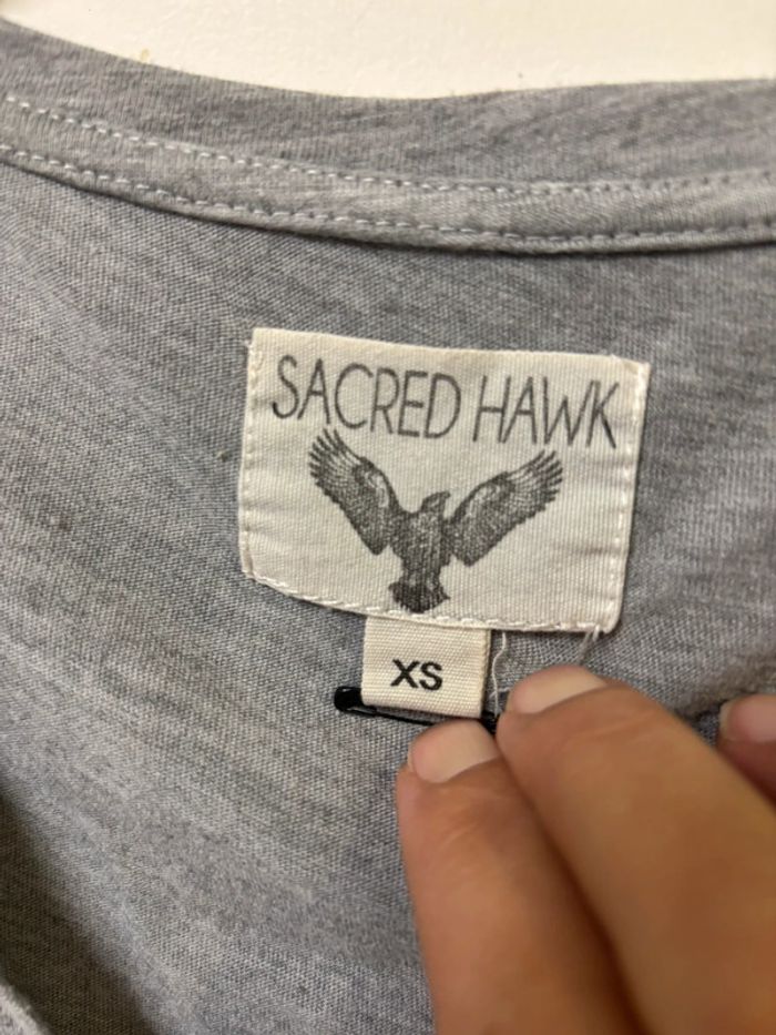 Joli teeshirt gris original Sacred Hawk taille 34 - photo numéro 4