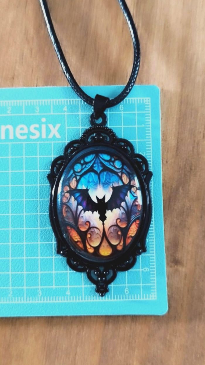 Bijoux Halloween | Collier avec pendentif ovale en résine - photo numéro 3