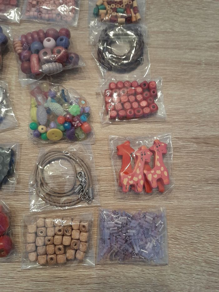 Lot de 40 sachets de perles et accessoires - photo numéro 8