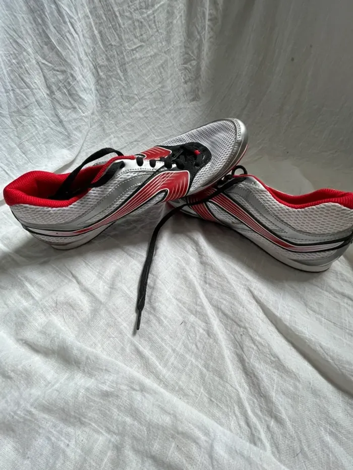 Pointes de course Kalenji AT Start – Taille 45 – Noir / Rouge / Blanc – Excellent état