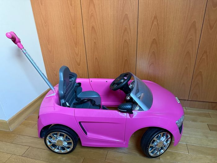 Voiture Audi rose - photo numéro 3