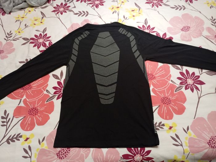 Tte shirt manche longue de compression pour sportif très bon état - photo numéro 6