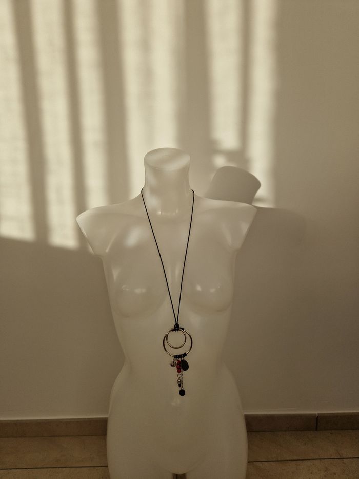 Collier long avec diverses décorations