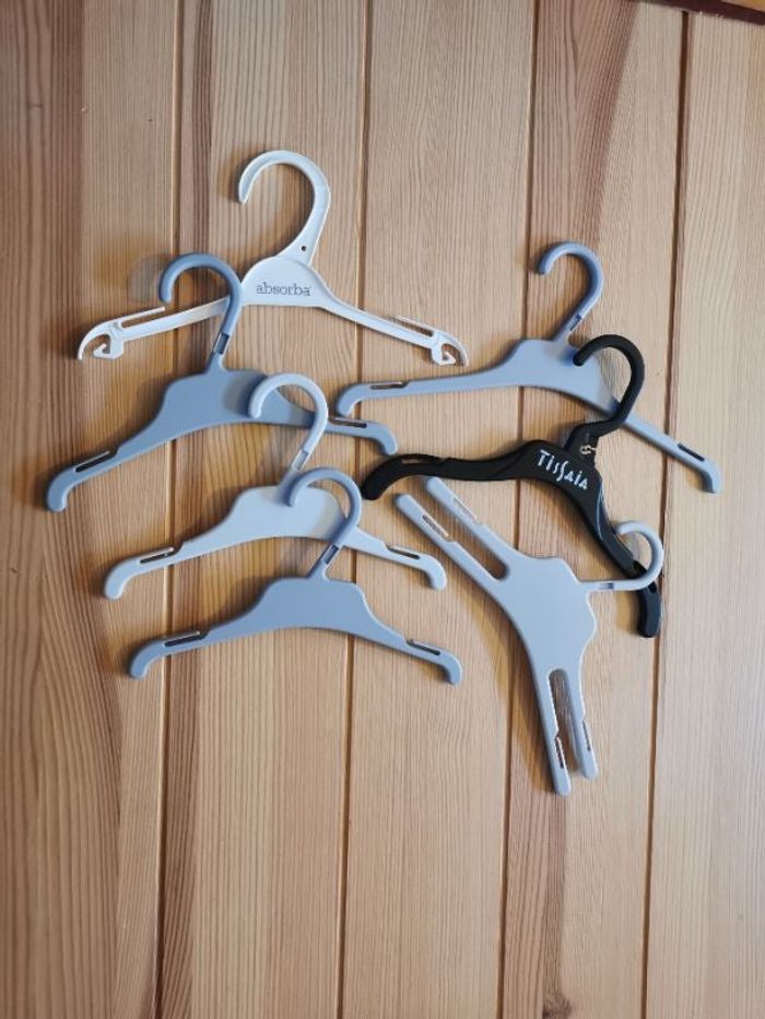 7 cintres bébé (6 - 12 mois)