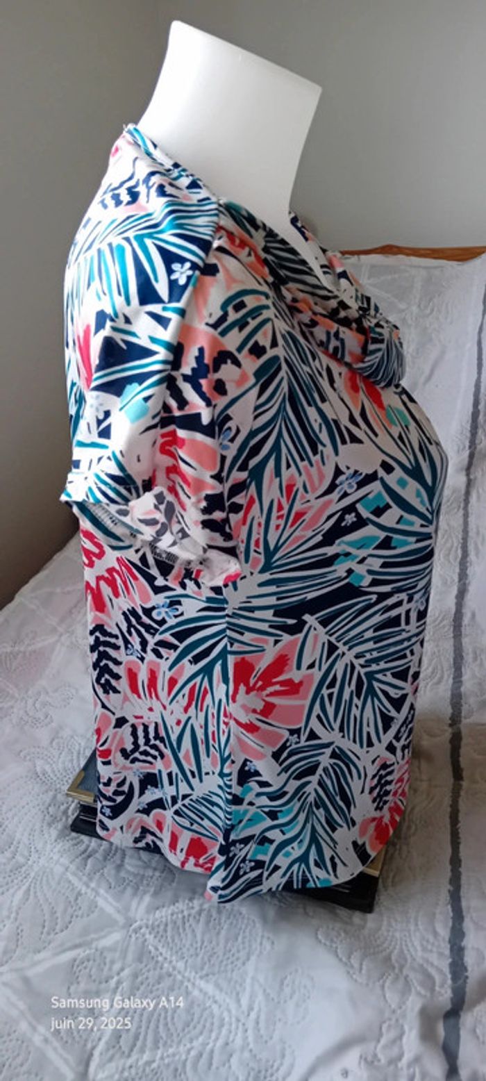Haut fluide col bénitier imprimé fleurs feuilles tropicales multicolore femme M Riu - photo numéro 12