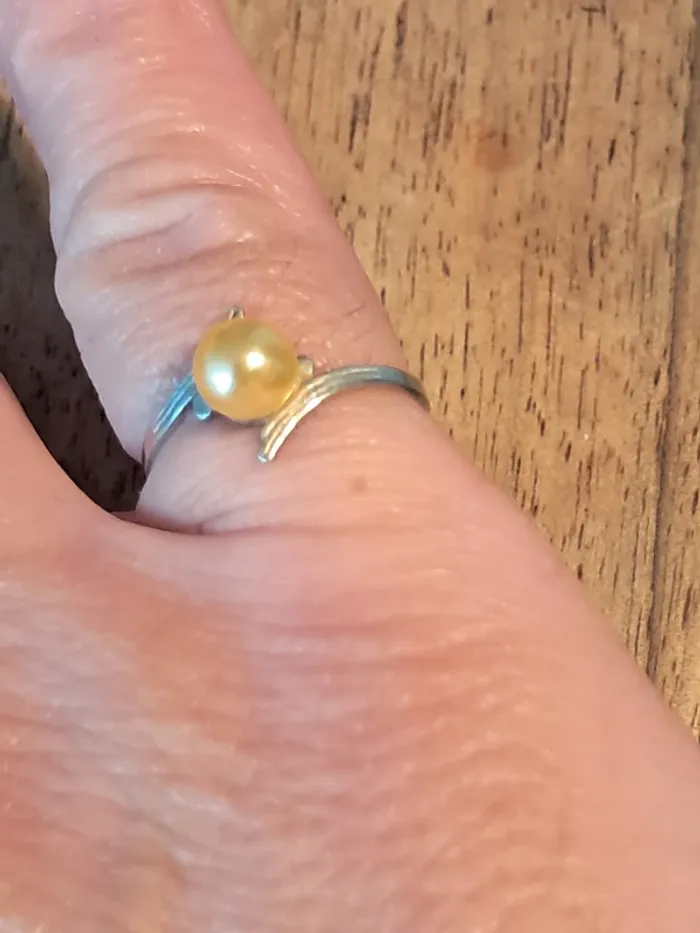 Adorable bague en argent avec perle de culture dorée - photo numéro 2