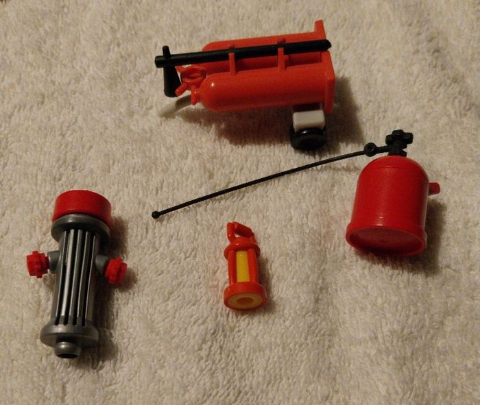 lot Playmobil pompier extincteur lampe tronçonneuse bombonne gaz flamme borne incendie hygiaphone - photo numéro 3