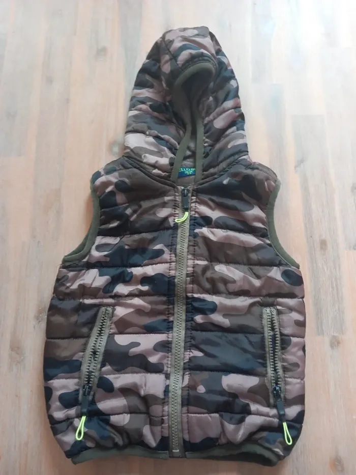 Doudoune sans manches camouflage HELLO  boy 3/4 ans (110-116 cm)