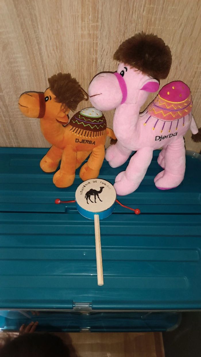 Lot de 2 chameaux et un jouet - photo numéro 2