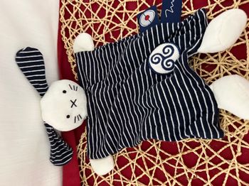 Doudou Plat Chien carré Bretagne – Collection Mer d’Iroise Maïlou