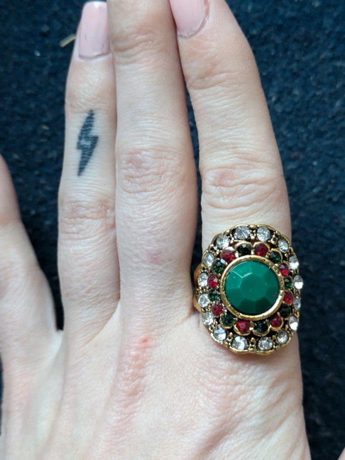 Bague fantaisie avec des strass