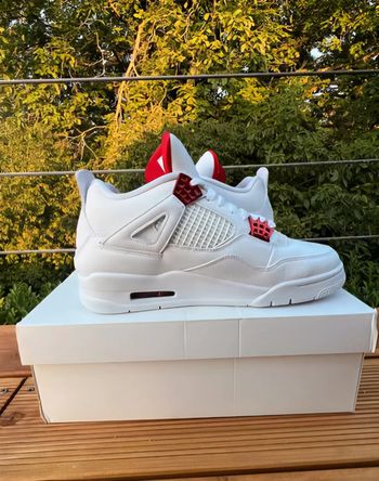 magnifique paire de Air Jordan 4 Retro Mettalic Red en taille 39