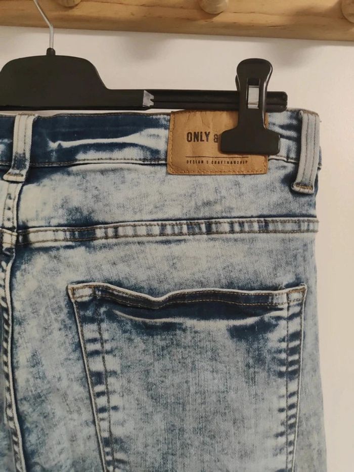 Jean carottes effet délavé et effet déchiré léger - photo numéro 7