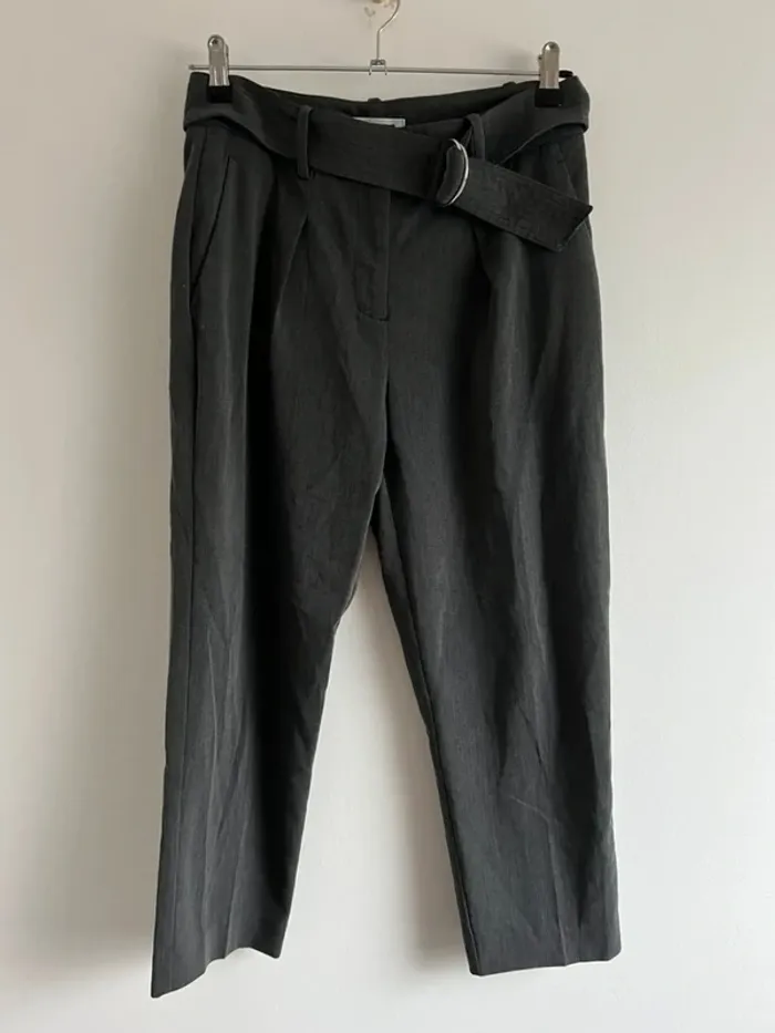 Pantalon gris ajusté