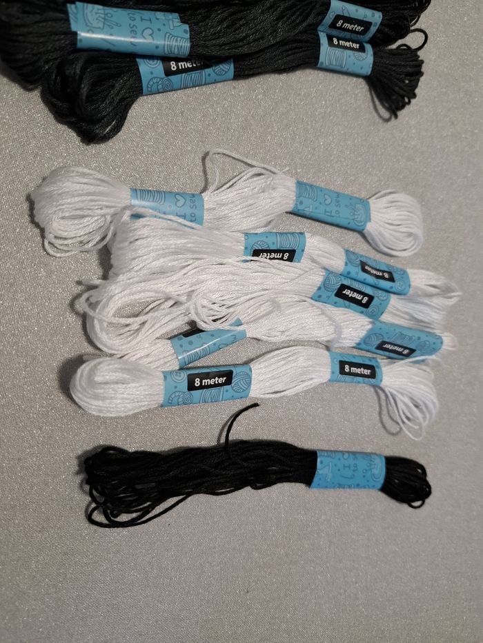 Joli lot de 50 échevettes différents tons de gris/blanc coton 8 m neuf - photo numéro 6