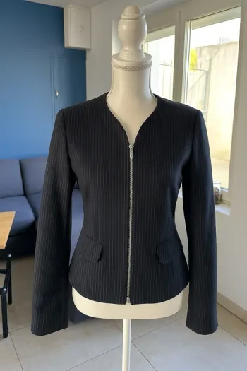 Veste cintrée à rayures – Entre Ciel & Terre – Élégante et structurée