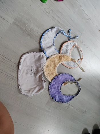 Lot de petits bavoirs.