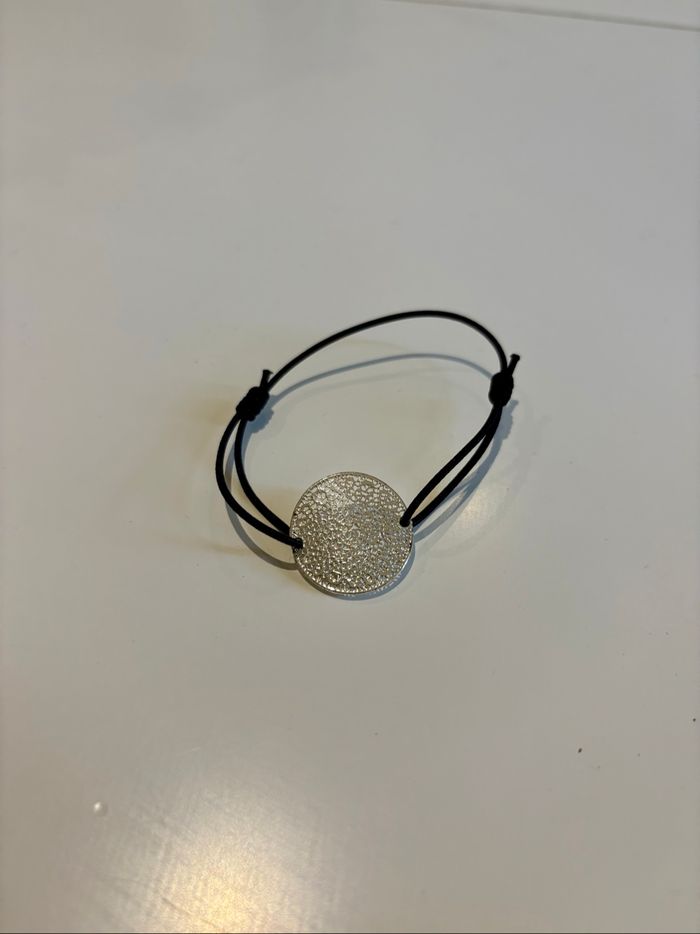 Bracelet élastique argenté avec disque texturé