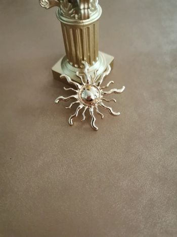 Broche femme soleil doré