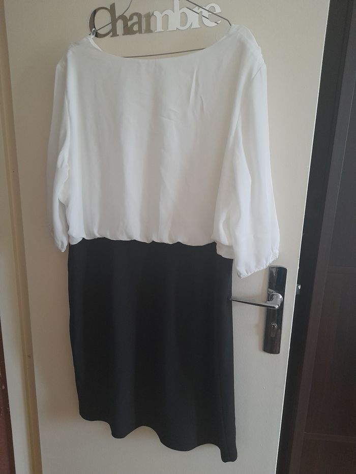 Belle robe noir et blanc taille 46 - photo numéro 2
