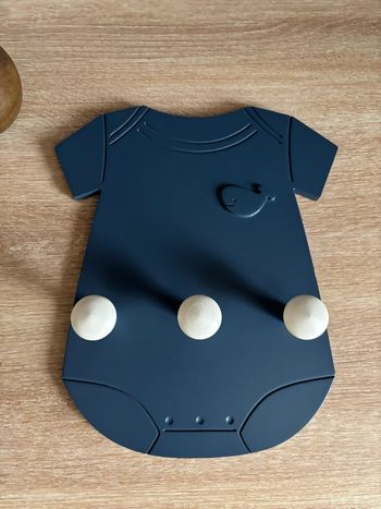 Décoration patère/porte manteau bébé en forme de body bleu neuf