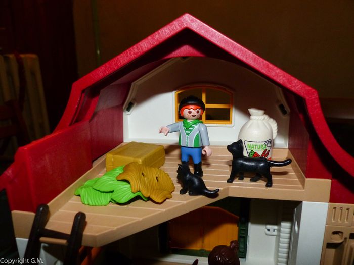 Lot playmobils la grande ferme moderne + accessoires animaux etc - photo numéro 2