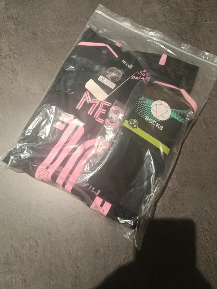Tenue foot Léo Messi Inter Miami noir/rose. T.26 - photo numéro 5