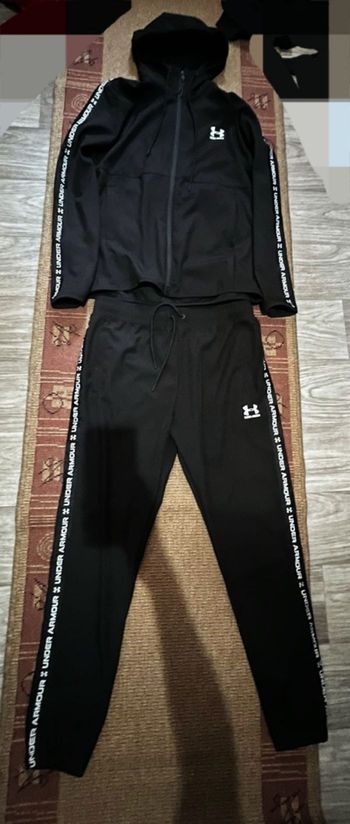 Under armour ensemble plus des photos mais il est nouveau