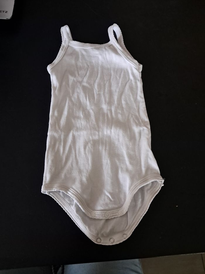 Lot de 3 bodies manches courtes et bretelles fines 12 mois - photo numéro 4