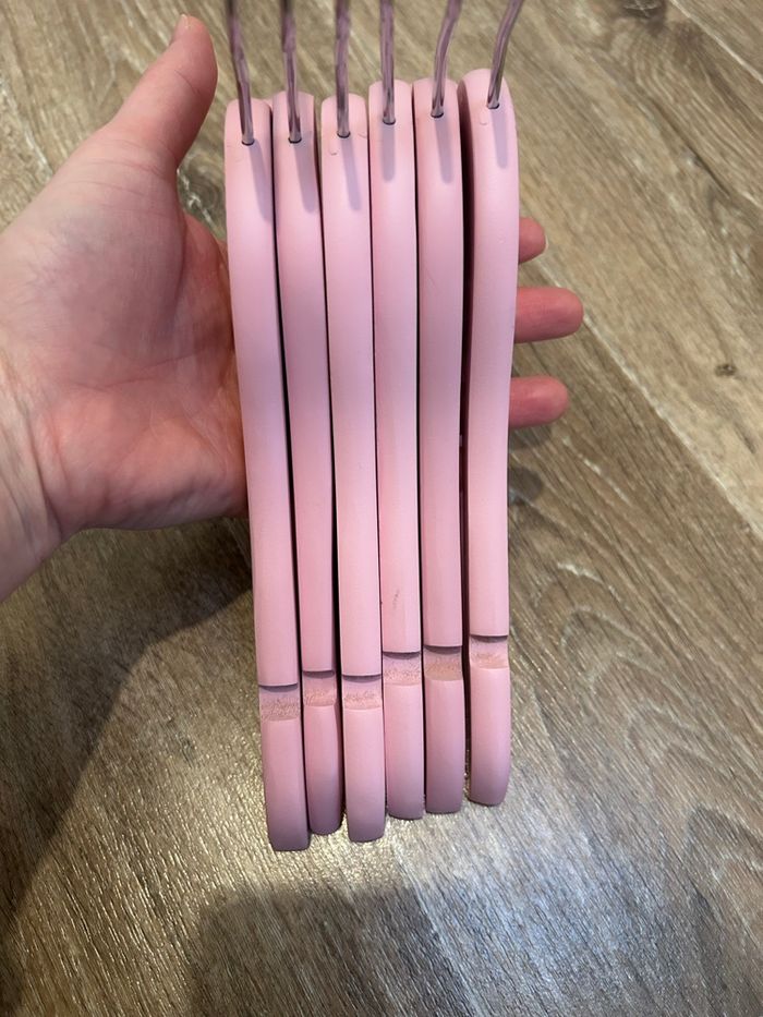 Lot 6 cintres enfant en bois rose - photo numéro 9