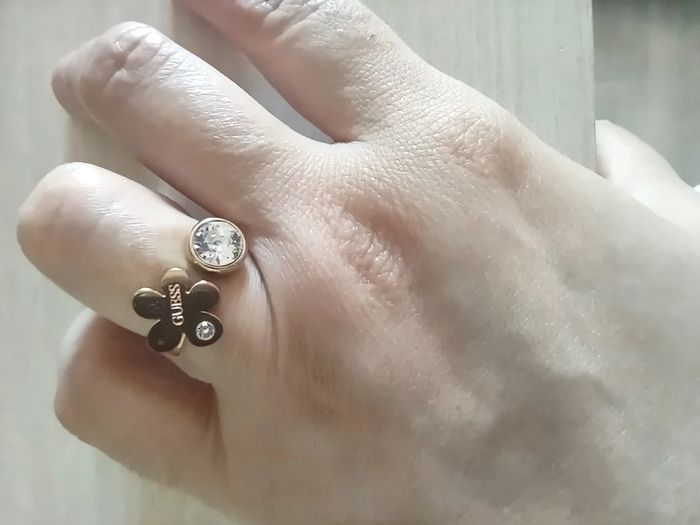 Bague doré fleur ornées de cristaux Guess