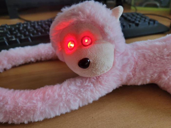PELUCHE SINGE SUSPENDU SONORE ET LUMINEUX - photo numéro 2